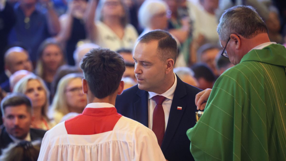 Doylestown, USA, 21.09.2025. Prezydent RP Karol Nawrocki (C) podczas mszy świętej, 21 bm. w Narodowym Sanktuarium Matki Bożej Częstochowskiej w Doylestown. Prezydent RP weźmie udział w debacie generalnej 80. sesji Zgromadzenia Ogólnego ONZ w Nowym Jorku. (sko) PAP/Leszek Szymański