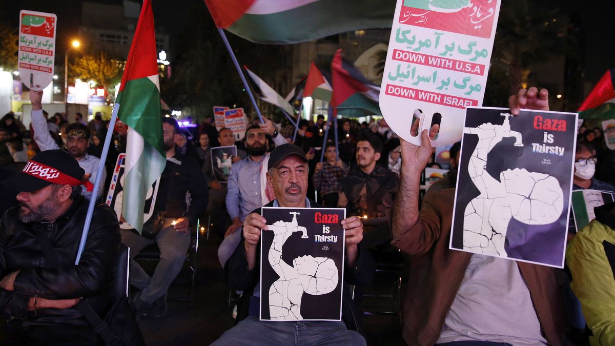 Pro-Palestine supporters gather in front of the Palestine square in Tehran
epa10924213 Pro-Palestine supporters hold flags and placards as they gather to show their solidarity with the people in Gaza in Palestine square in Tehran, Iran, 17 October 2023. Iranian supreme leader Ayatollah Ali Khamenei on 17 October 2023 warned Israel to stop the attack on Gaza, saying 'if the crimes continue, no one will be able to stop the Muslims and the Resistance forces'. Thousands of Israelis and Palestinians have died since the militant group Hamas launched an unprecedented attack on Israel from the Gaza Strip on 07 October 2023, leading to Israeli retaliation strikes on the Palestinian enclave.  EPA/ABEDIN TAHERKENAREH 
Dostawca: PAP/EPA.
ABEDIN TAHERKENAREH