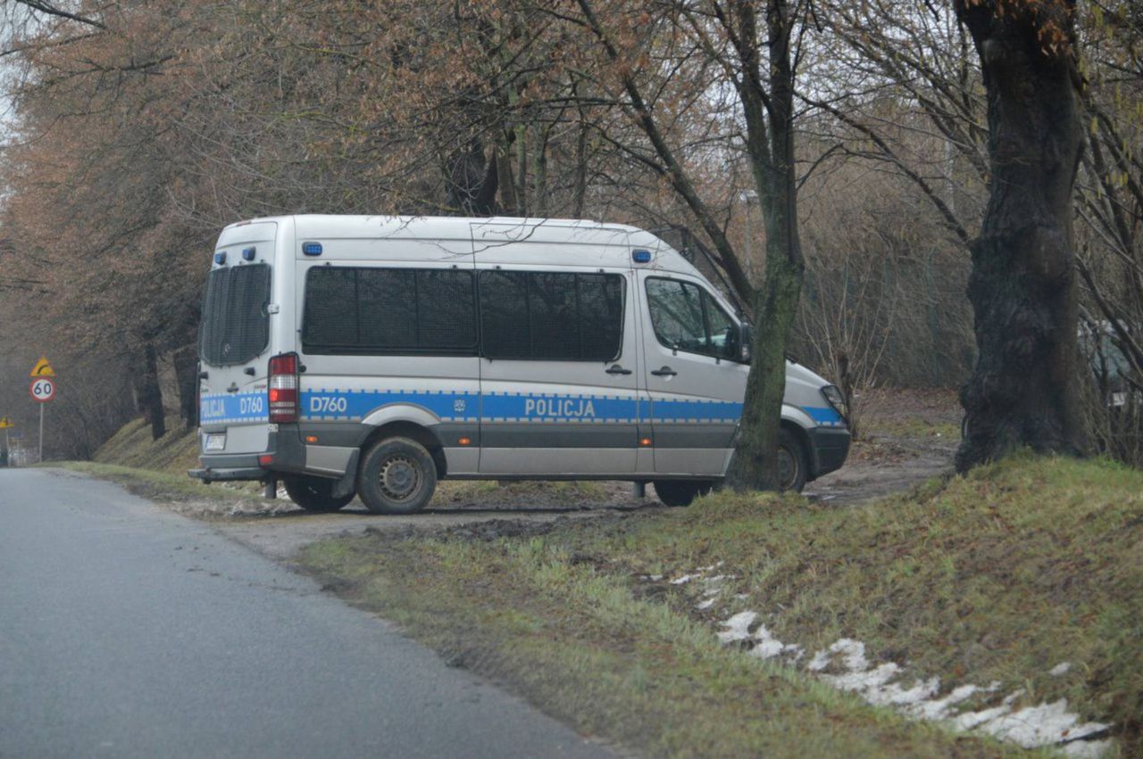 W środku nocy wszedł do domu swojej byłej żony i zaatakował młotkiem śpiące osoby. Ranny 60-latek nie przeżył