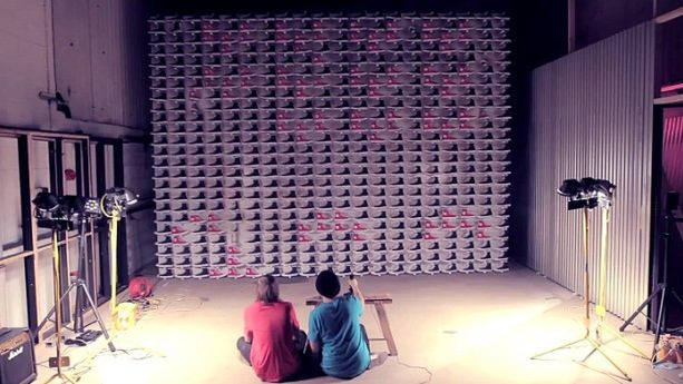 Space Invaders rozegrane na... trampkach 1