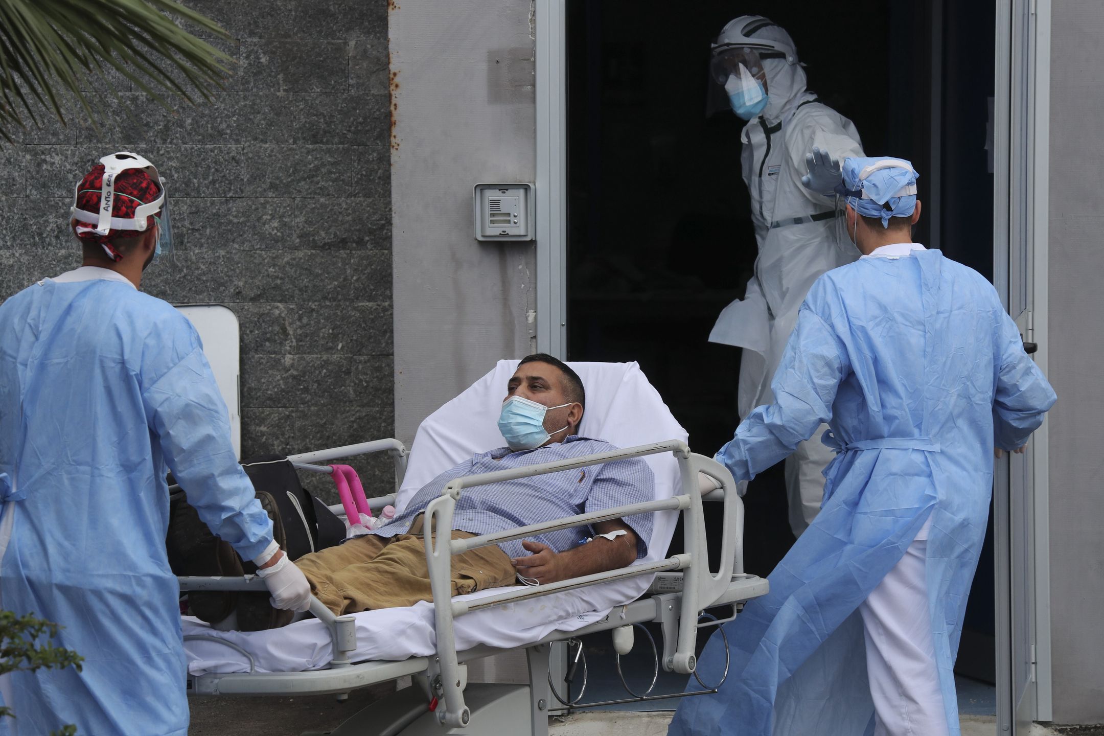 NAPLES, CAMPANIA, ITALY - 2020/11/13: Paramedicals carry a Coronavirus COVID-19 patient with a stretcher, to take him to the Antonio Cardarelli hospital ward where he will be treated. (Photo by Salvatore Laporta/KONTROLAB/LightRocket via Getty Images)