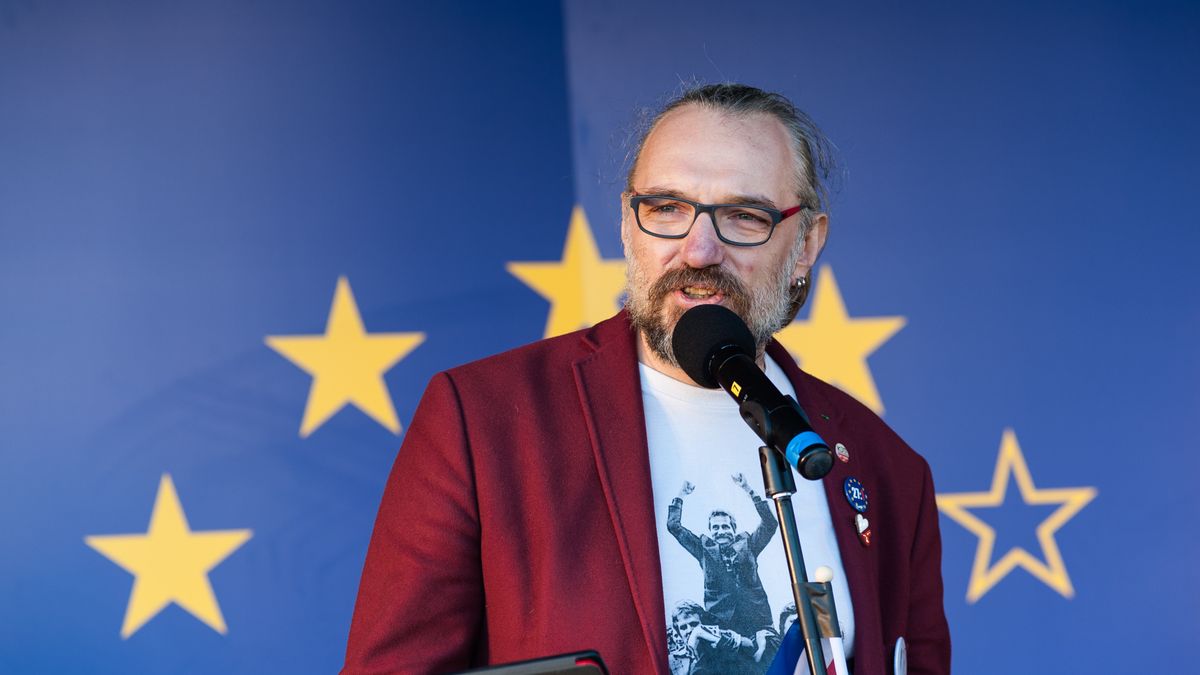 Anti-Brexit Rally In LondonLONDON, UNITED KINGDOM - MARCH 25: Mateusz Kijowski, leader of Polish organisation Committee for the Defense of Democracy (Komitet Obrony Demokracji) addresses thousands of pro-EU supporters at Unite For Europe March rally in Parliament Square, which has been organised to coincide with the 60th anniversary of signing of the Treaty of Rome and the triggering of article 50 next week. Demonstrators protested against the consequences of loosing the benefits of EU membership including a free access to the European single market  and demanded a guarantee, that  EU citizens will have the right to stay in Britain after Brexit. March 25, 2017 in London, United Kingdom.PHOTOGRAPH BY Wiktor Szymanowicz / Barcroft ImagesLondon-T:+44 207 033 1031 E:hello@barcroftmedia.com -New York-T:+1 212 796 2458 E:hello@barcroftusa.com -New Delhi-T:+91 11 4053 2429 E:hello@barcroftindia.com www.barcroftimages.com (Photo credit should read Wiktor Szymanowicz / Barcroft Im / Barcroft Media via Getty Images)Barcroft Media2017, 60th anniversary, Article 50, Brexit, British, Committee for the Defense of Democracy, EU, EU citizens right to stay, EU citizenship, EU flag, EU membership, England, Euro-enthusiast, Euro-enthusiastic, Europe, European Economic community, European Union, European integration, Europeans, Europhiles, Great Britain, KOD, Komitet Obrony Demokracji, Lech Walesa, London, Mateusz Kijowski, National March To Parliament, Parliament Square, Single Market, Solidarnosc, Treaty of Rome, UK, Unite for Europe March, United Kingdom, activist, anti-Brexit, campaign, campaigner, demo, democracy, demonstration, demonstrator, horizontal, leader, political, politics, pro-EU, pro-Europe, pro-European, pro-Remain, pro-UE, protest, protester, protesting, protestor, rally, remain, rights, solidarity, speaker, supporter, unity, waist up