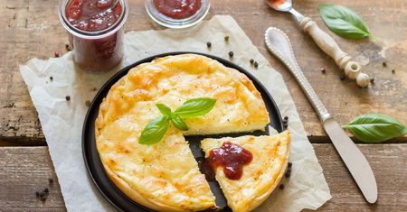 Tarta cytrynowa idealna na lato. Przepis na doskonały deser