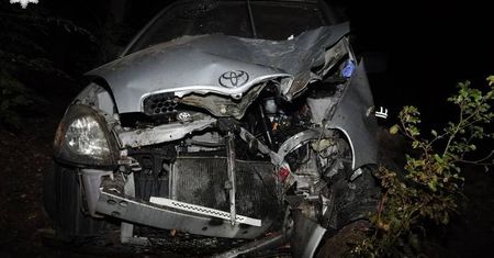 Stracił panowanie nad autem i wjechał w drzewo. Prawo jazdy miał od miesiąca