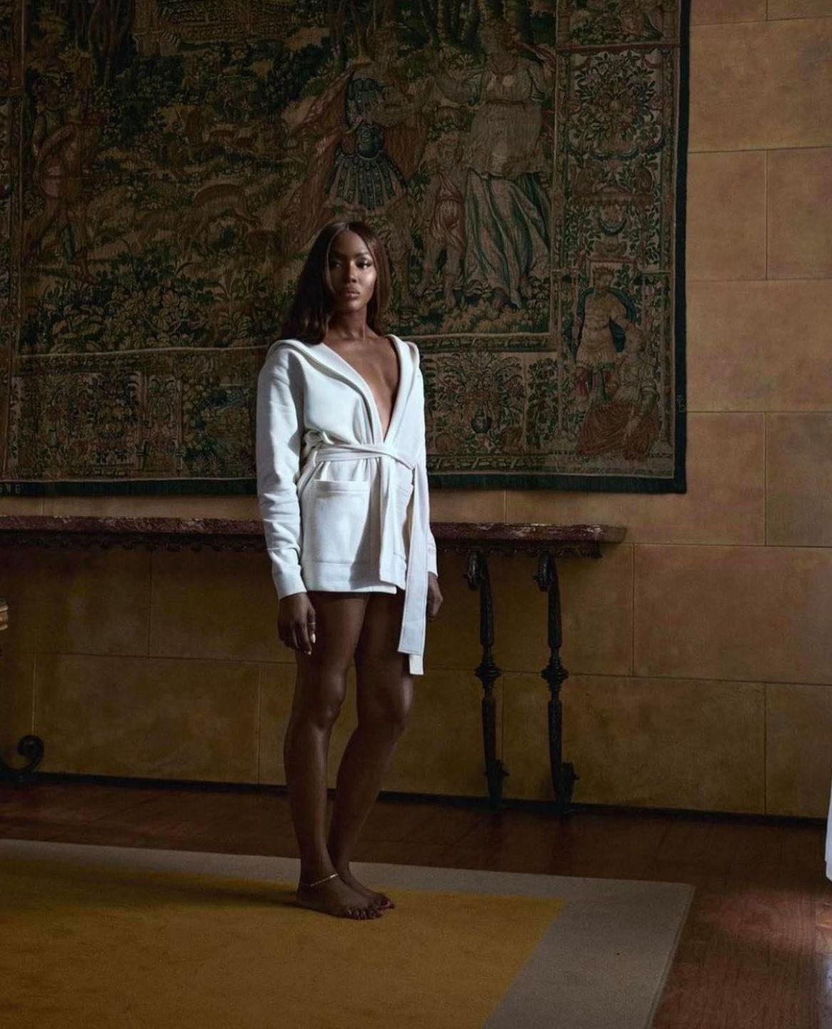 Naomi Campbell pozuje topless w kolejnej sesji