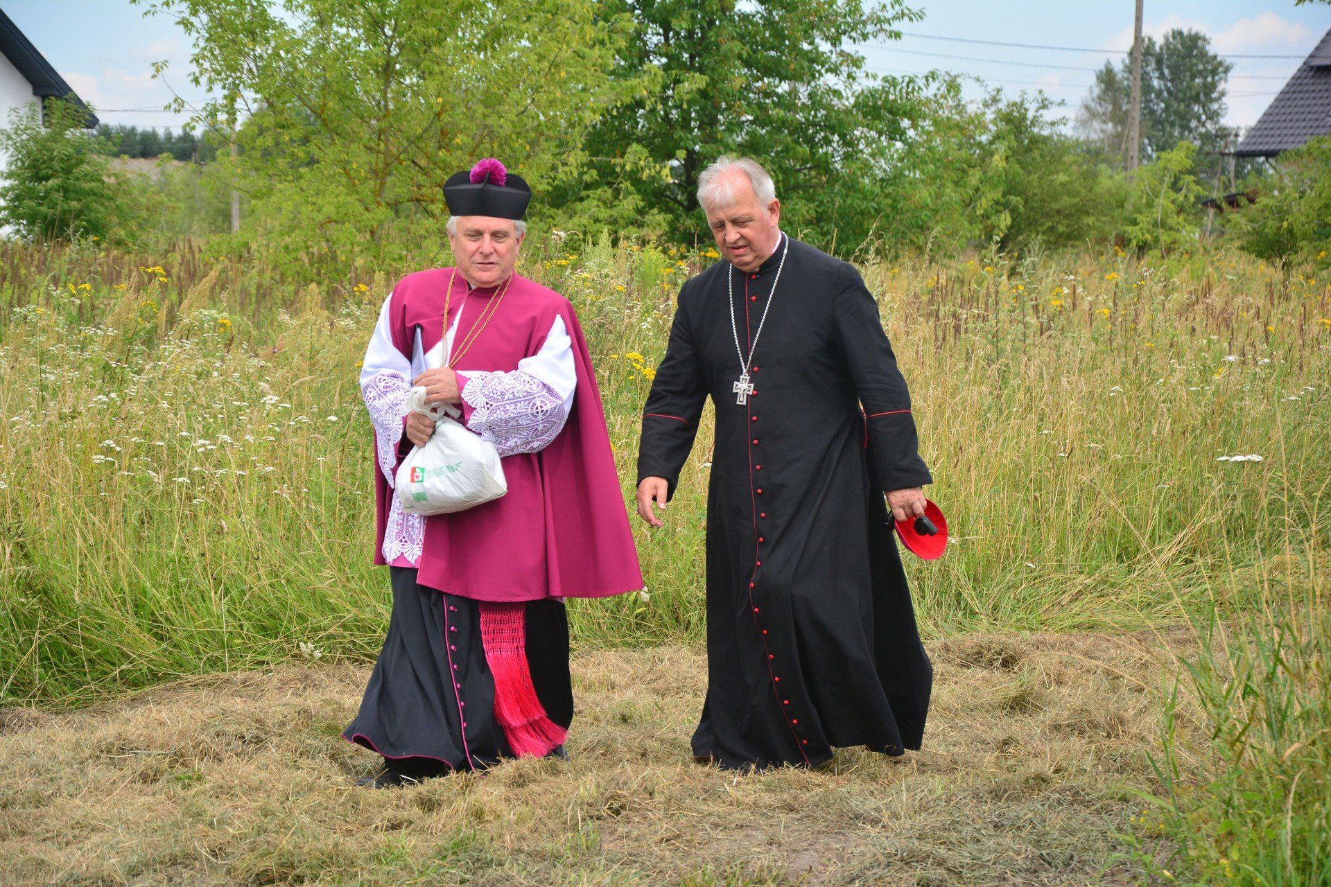 Proboszcz parafii w Nowym Korczynie oraz biskup Jan Piotrowski zmierzający na miejsce uroczystości pod źródełkiem Święj Kingi. 