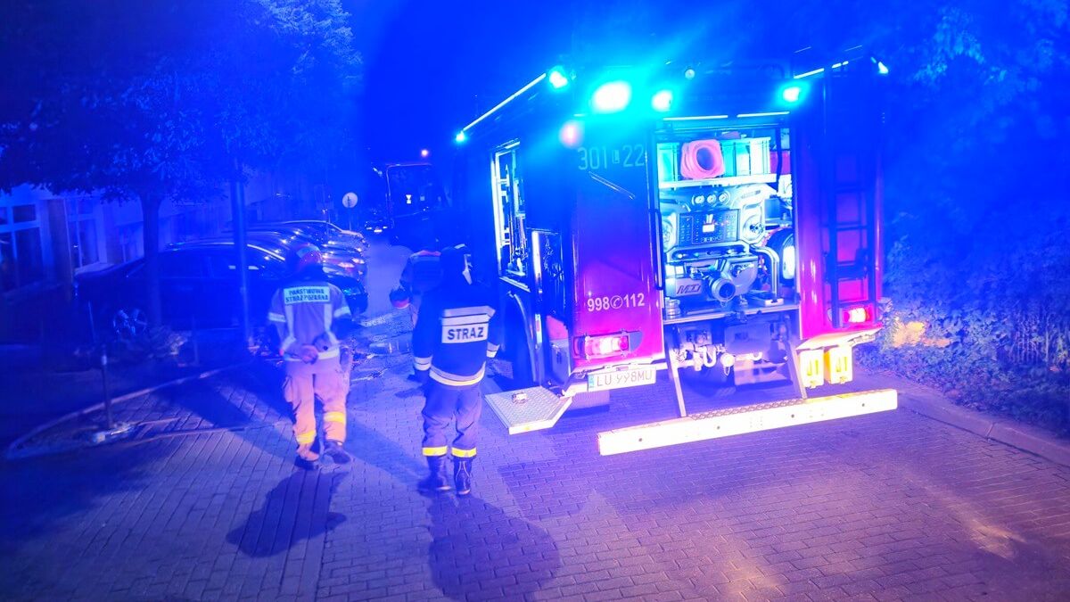Strażacy interweniujący do zgłoszenia o wylanej substancji