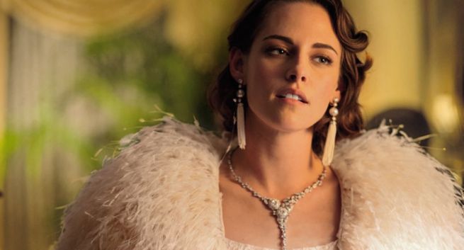 Kristen Stewart i Mackenzie Davis w filmie "Happiest Season"