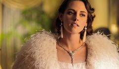 Kristen Stewart i Mackenzie Davis w filmie "Happiest Season"