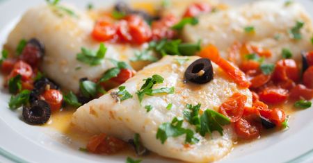 Pieczony halibut z pomidorami