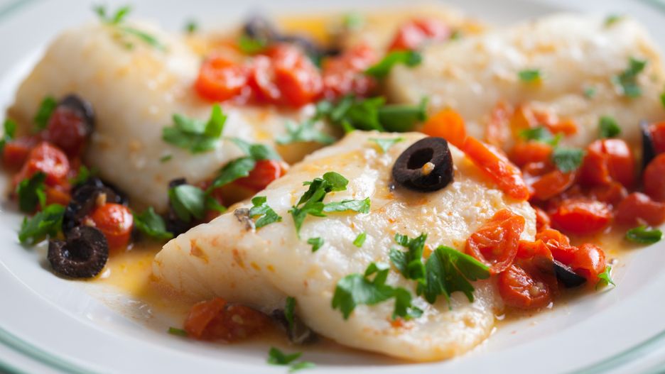 Pieczony halibut z pomidorami