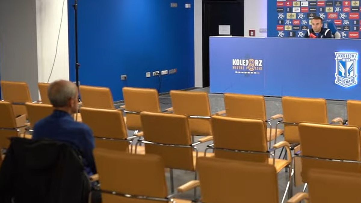Pustki na konferencji prasowej przed meczem Lecha z Ruchem.