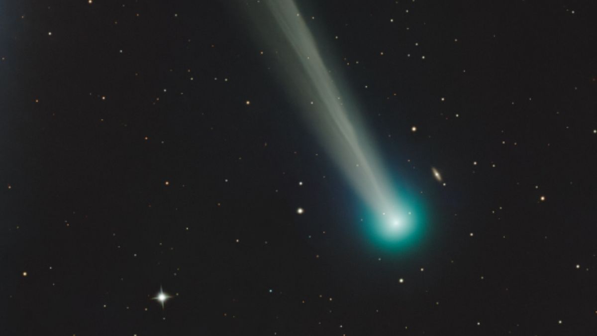 Kometa C/2025 R2 (SWAN)