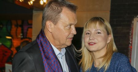 Jest trzecią żoną Jana Frycza. Przy niej to już inny człowiek
