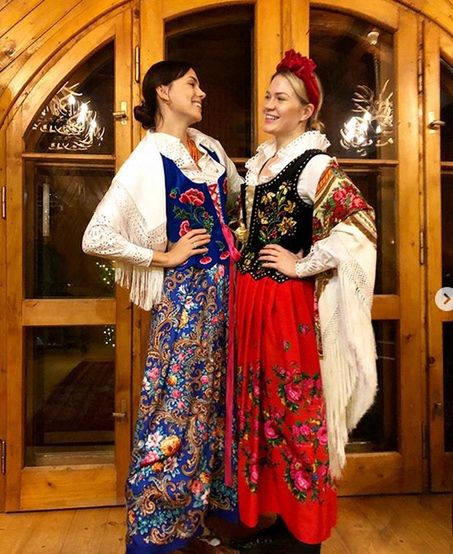 Zofia Ślotała chętnie przebiera się w góralskie stroje - na zdjęciach sprzed kilku miesięcy z Pauliną Krupińską, która także polubiła folklor