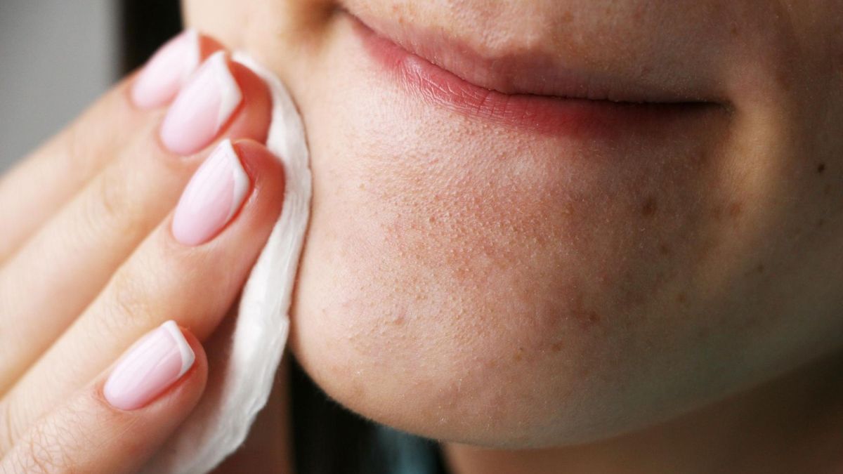 Kosmetyk do cery mieszanej powinien charakteryzować się lekką formułą oraz działaniem silnie nawilżającym.