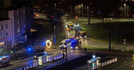 Wypadek z udziałem autobusu w Krakowie. Kierowca samochodu uciekł
