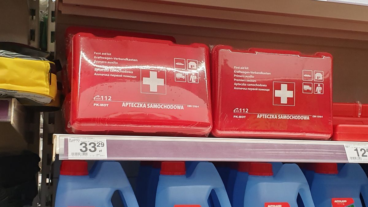 Apteczkę kupicie wszędzie, nawet w supermarkecie. Problemem może być jej zawartość, choć akurat wyposażenie nie jest drogie.