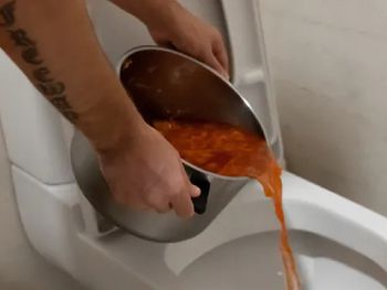 Wylewasz zupę do toalety? Nigdy więcej tego nie rób