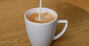 Pijesz kawę z mlekiem? Proktolog mówi, kto powinien unikać
