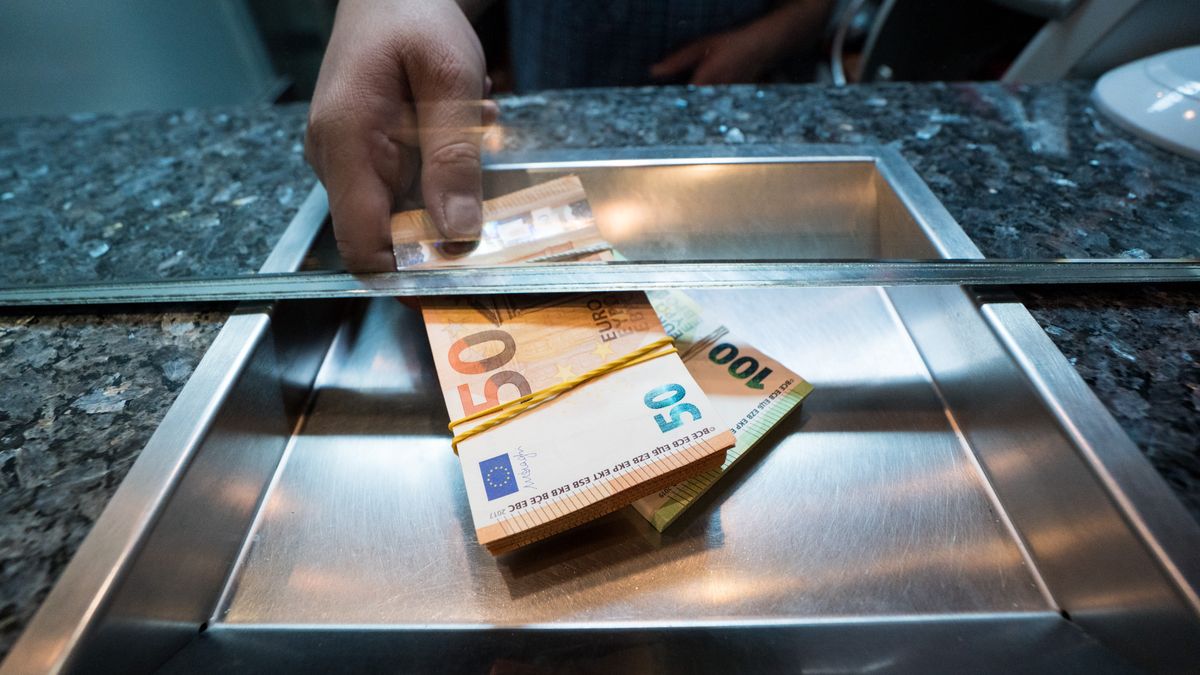 Kursy walut NBP 08.10.2021 piątkowy kurs funta, euro, dolara i franka szwajcarskiego 