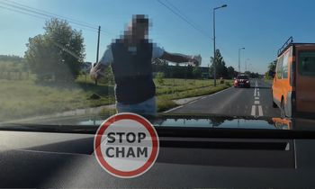 Pokazali bulwersujące nagranie. "Zabawia się w szeryfa"