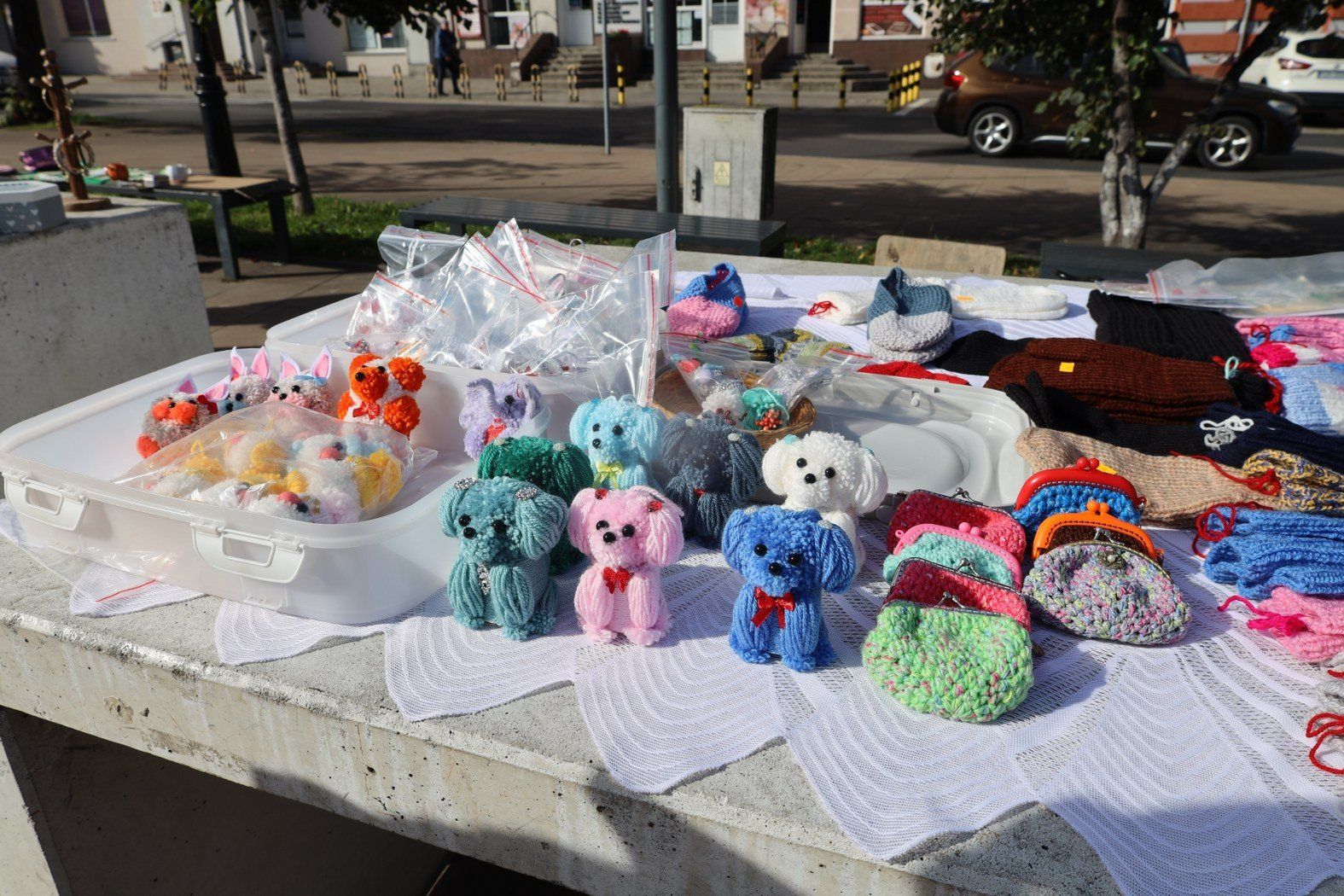 Po co komu Labubu, gdy można mieć maskotkę od Pani Jadzi? Babcia-artystka sprzedaje rękodzieło na targu