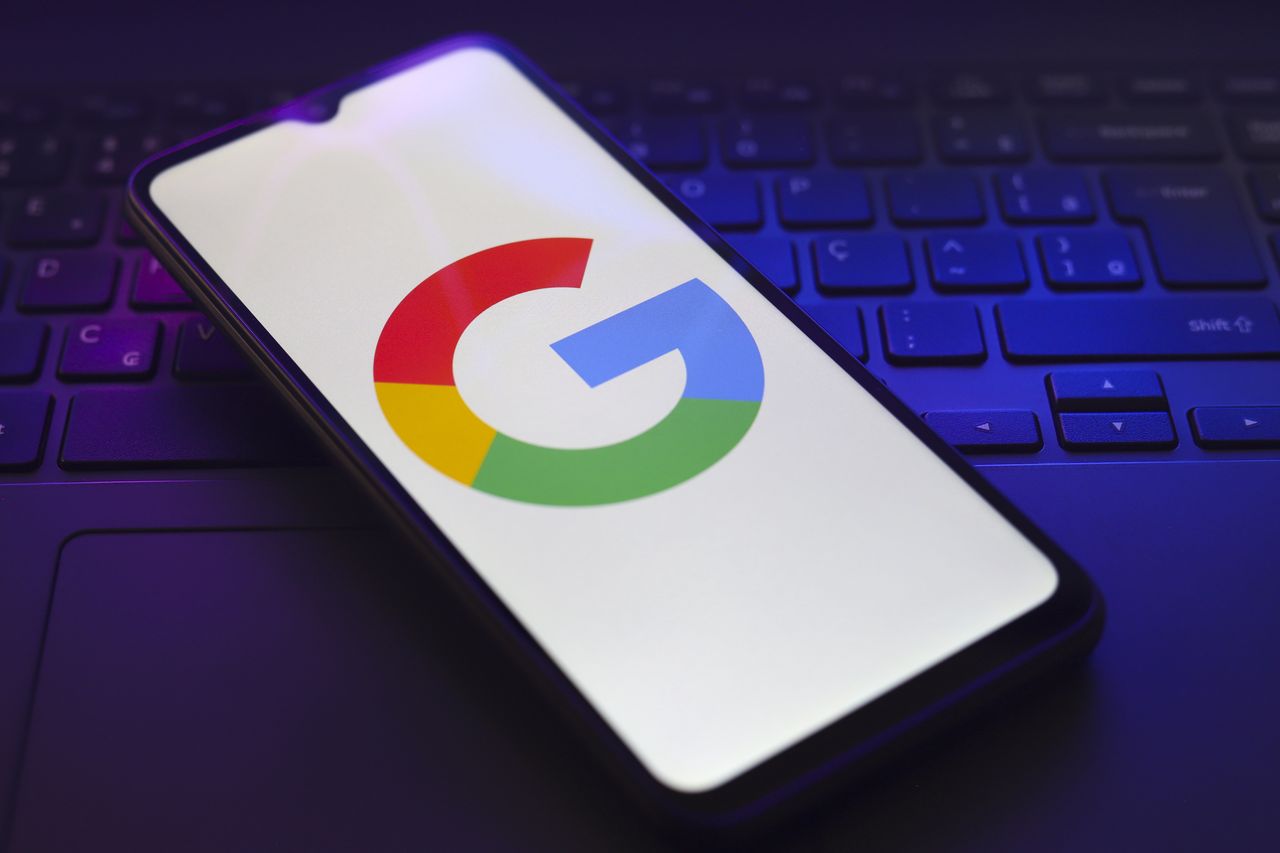 Telefon od Google'a. "Ktoś zalogował się na twoje konto"