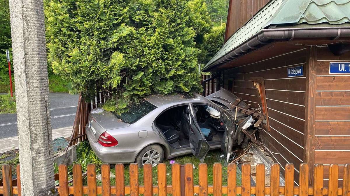 Pijani wjechali samochodem w dom w Wiśle. Ranna 18-latka w szpitalu