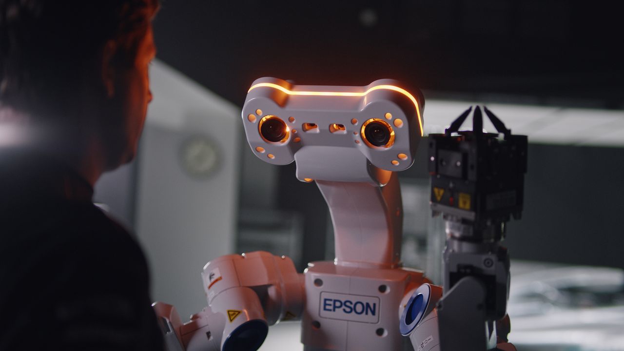 Inteligentny robot Epson WorkSense W-01, który widzi, czuje, myśli i pracuje, wkracza do Europy