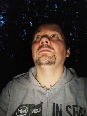Zdjęcie w ciemności po lewej oświetlone światłem ekranu, po prawej jedynie światłem lamki rowerowej
