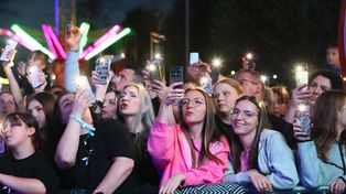 Oskar Cyms gwiazdą Dni Jędrzejowa 2026. Rozświetlona publiczność i wspólne śpiewanie hitów. Zobacz zdjęcia