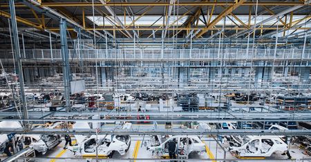 Mercedes musi ograniczyć produkcję z powodu zakłóceń w dostawach