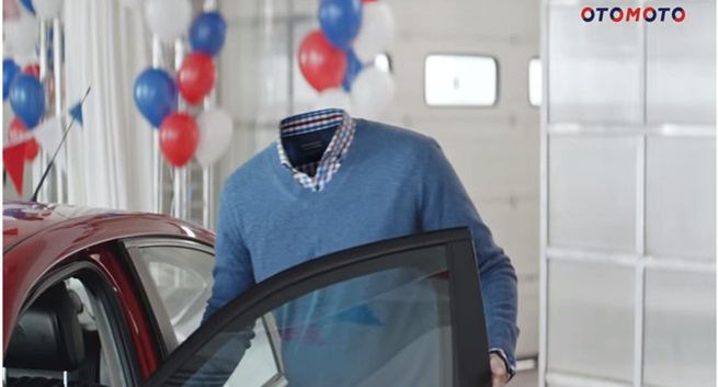 Klient bez głowy kupuje auto w kampanii serwisu Otomoto