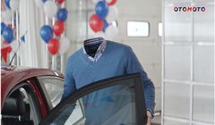 Klient bez głowy kupuje auto w kampanii serwisu Otomoto