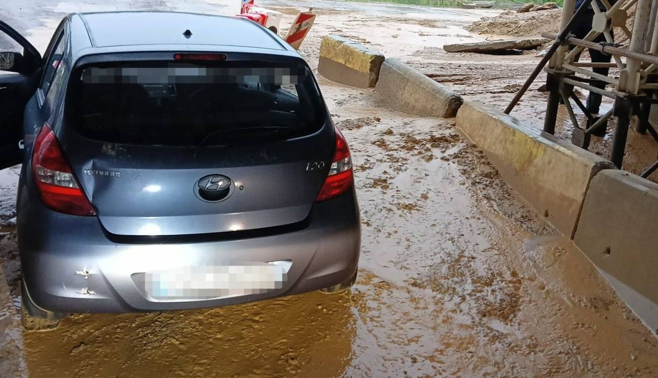 Auto utknęło pod wiaduktem S19. Są zdjęcia