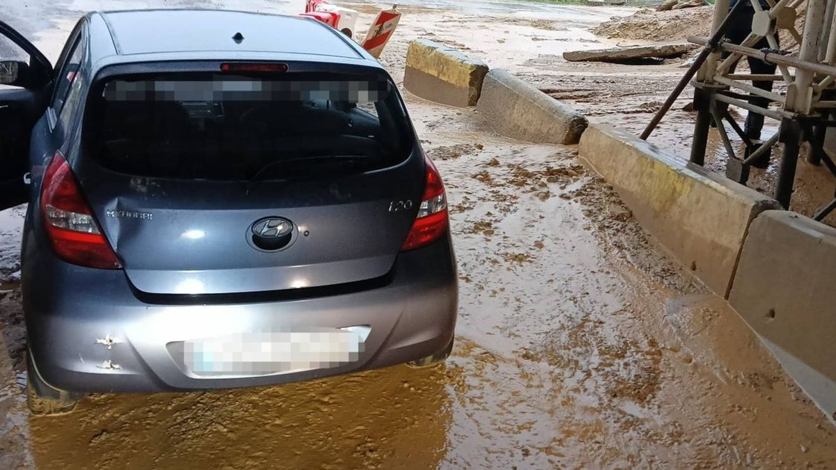 Samochód utknął pod budowanym wiaduktem S19.