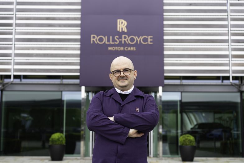 Byłem w "niewidzialnej" fabryce Rolls-Royce'a. Tu powstają auta warte miliony