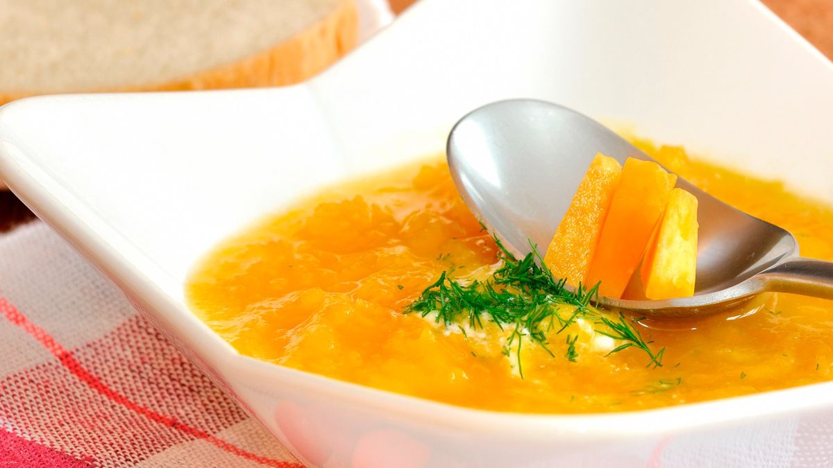 Zupa krem z dyni w białej miseczce