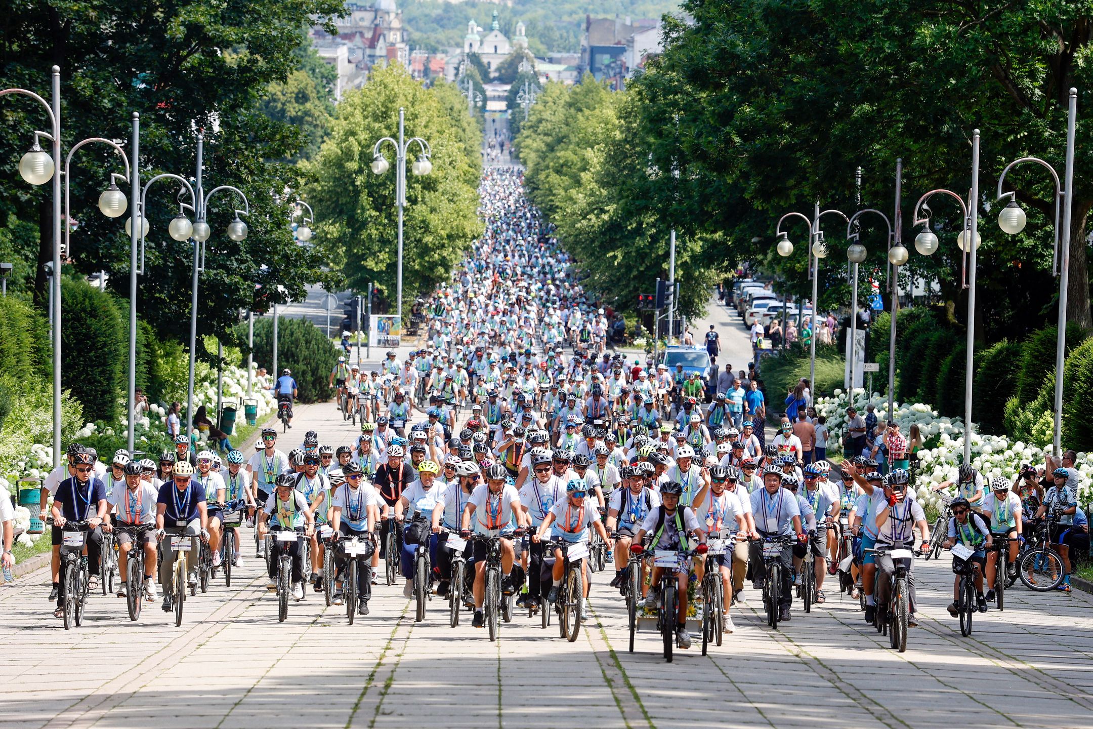 Częstochowa, 20.07.2025. Na Jasną Górę przybyła III Rowerowa Pielgrzymka Tarnowska, 20 bm. Dotarło ponad 1000 cyklistów. (mr) PAP/Waldemar Deska