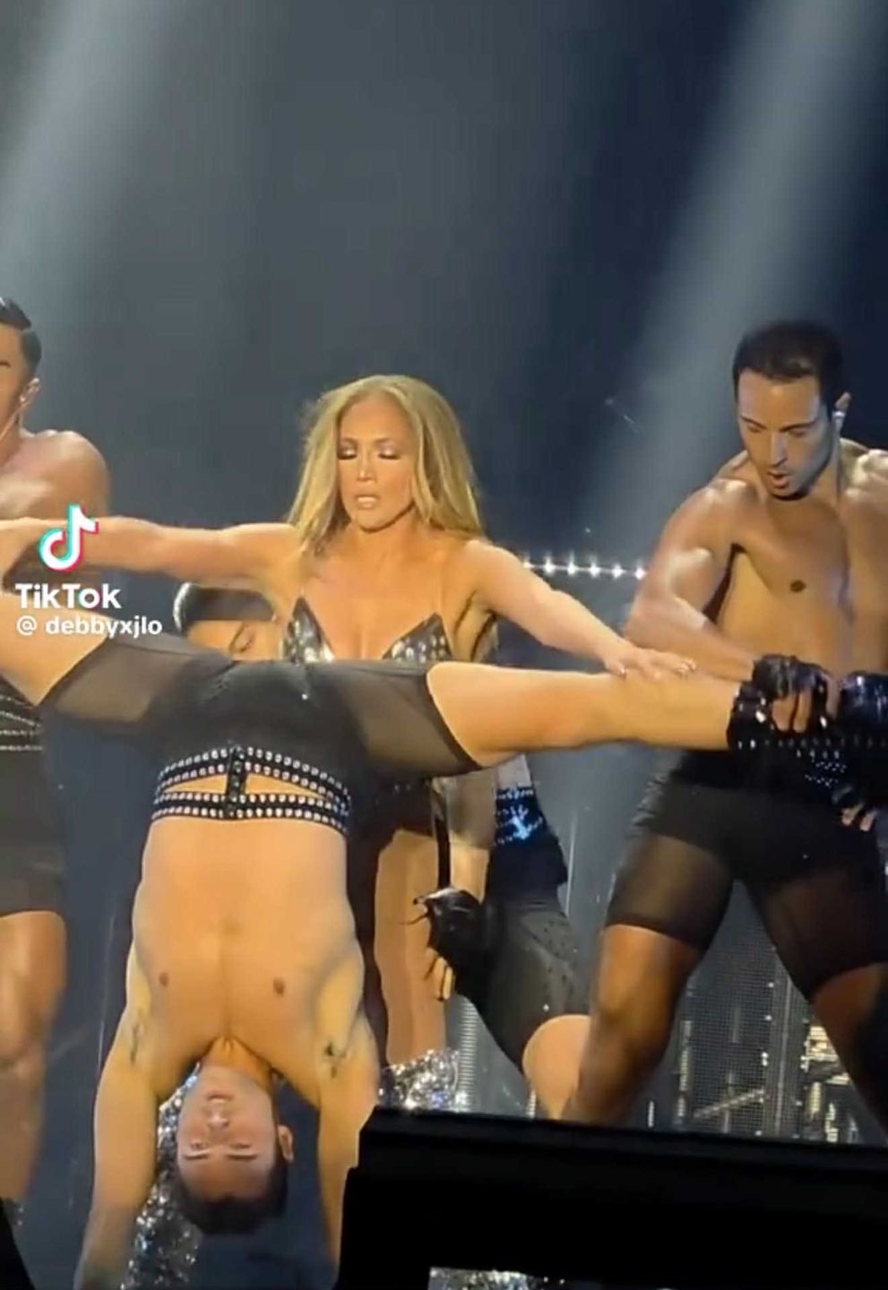 Jennifer Lopez szokuje kusą zbroją na scenie