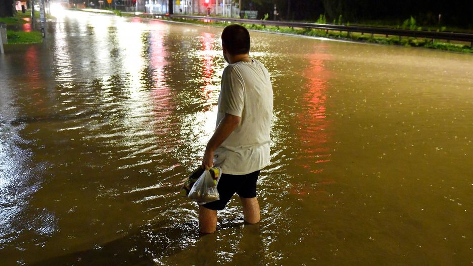 Raport ONZ o globalnym ociepleniu. Zmiany klimatyczne doprowadzą w Polsce do nasilenia ekstremalnych zjawisk pogodowych jak powodzie błyskawiczne i fale upałów. Na fot. Kraków po ostatniej nawałnicy
