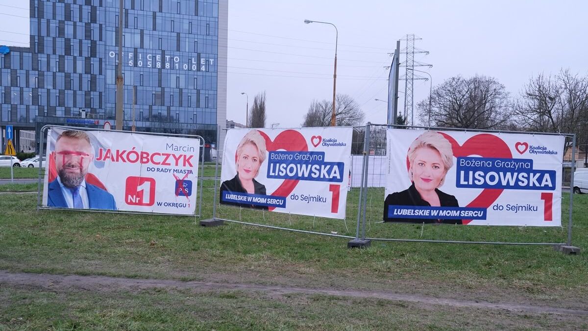 Kampania wyborcza na ulicach Lublina - zniszczony baner Marcina Jakubczyka