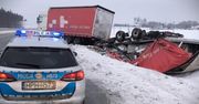 Strzegowo: Trudne warunki na drogach. Dwie przyczepy ciężarówek leżą na boku na S7