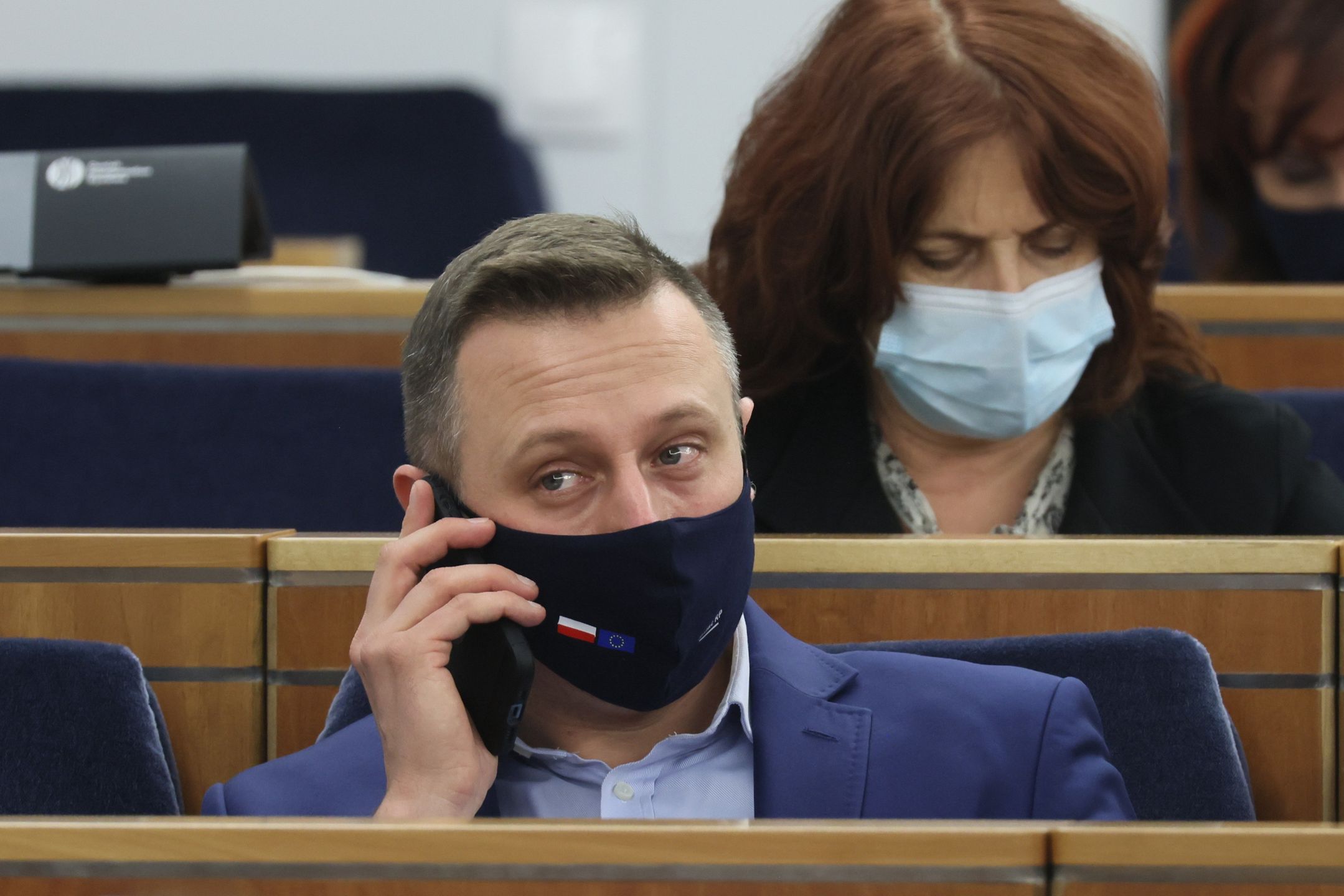 Warszawa, 12.01.2022. Senator KO Krzysztof Brejza (L) wziął udział w 35. posiedzeniu Senatu w Warszawie, 12 bm. Wyższa Izba Parlamentu zajmuje się powołaniem Komisji Nadzwyczajnej do spraw wyjaśnienia przypadków nielegalnej inwigilacji, ich wpływu na proces wyborczy w Rzeczypospolitej Polskiej oraz reformy służb specjalnych. (aldg) PAP/Leszek Szymański