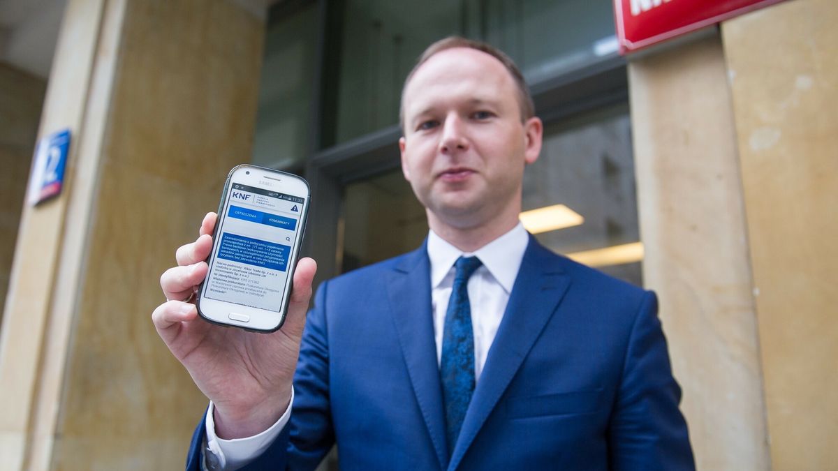 KNF Alert - prezentacja mobilnej aplikacji KNF
Fot. Bartosz Krupa/East News. Warszawa 23.06.2017. Briefing prasowy przewodniczacego Komisji Nadzoru Finansowego w zwiazku z uruchomieniem mobilnej aplikacji "KNF Alert". N/z: Marek Chrzanowski
Bartosz Krupa