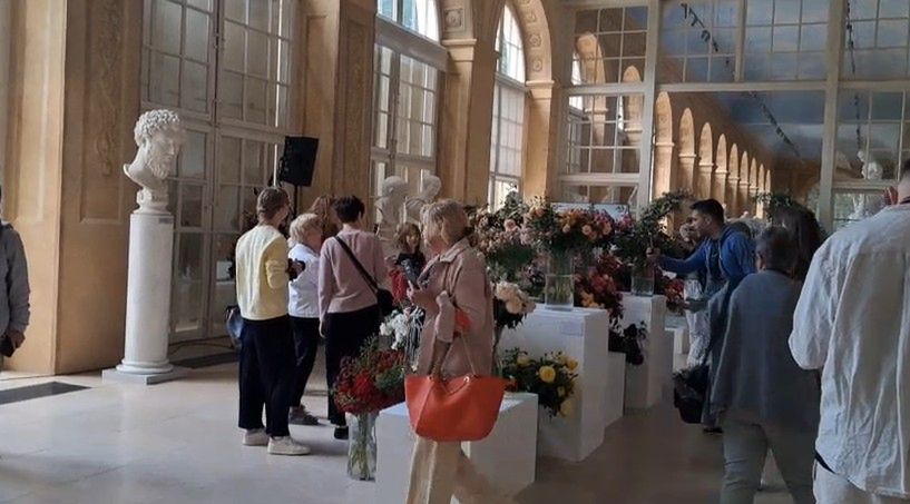 Przyjechały tysiące ludzi. Niektórzy nie mogli powstrzymać się przed wąchaniem