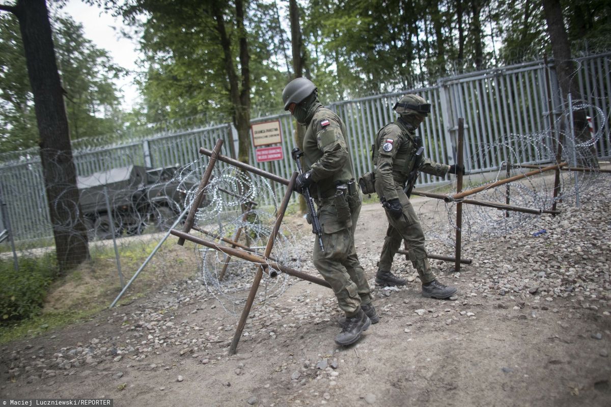 granica polsko-białoruska, białoruś, migranci, żołnierz, armia polska Polska powinna wpuszczać migrantów? Mamy najnowszy sondaż