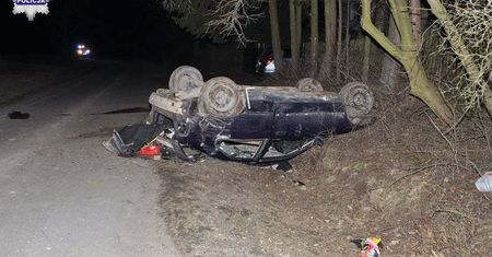 Nowiny: Brawurowa jazda młodego kierowcy zakończona dachowaniem. Pasażerowie w szpitalu