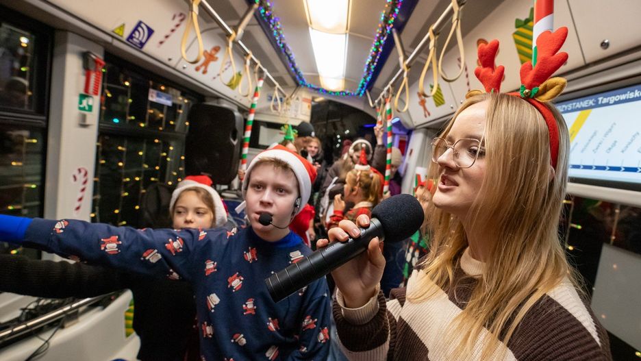 Świąteczny tramwaj wyruszył na toruńskie torowiska. Tak było podczas inauguracyjnego przejazdu